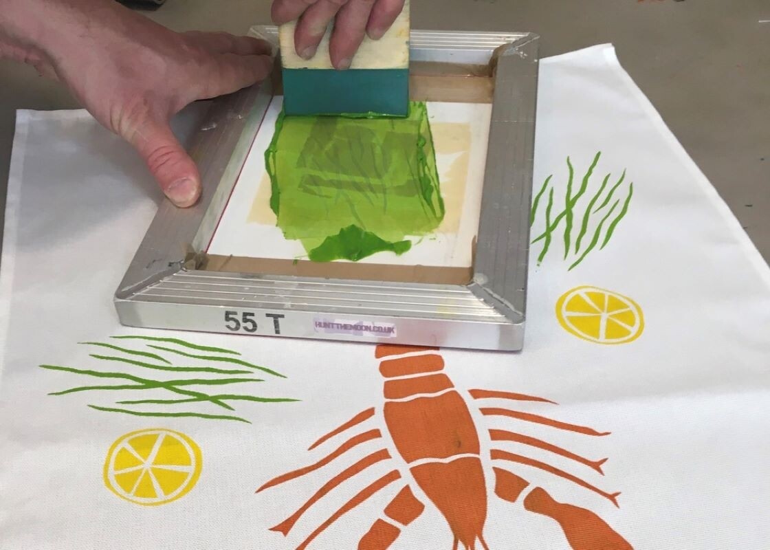 Wecandoo - Explore the exciting world of screen printing on fabric with Helen - Image n°1