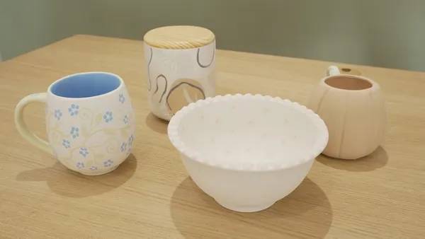 Découvrez la décoration sur céramique avec Véronique et Christine - Image n°4 - Wecandoo