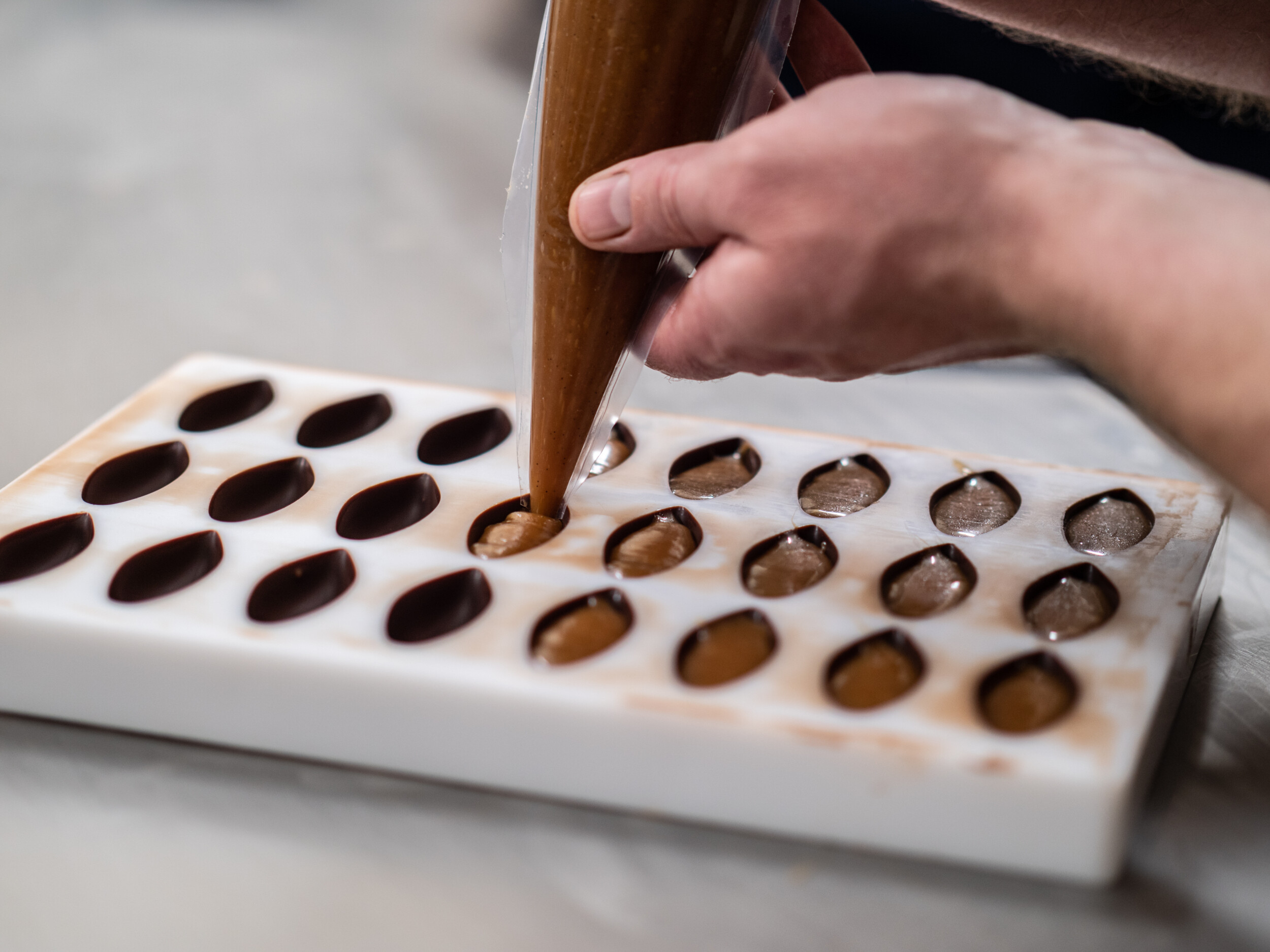 Wecandoo - Réalisez vos bonbons au chocolat avec Liza et Thomas-David - Image n°2