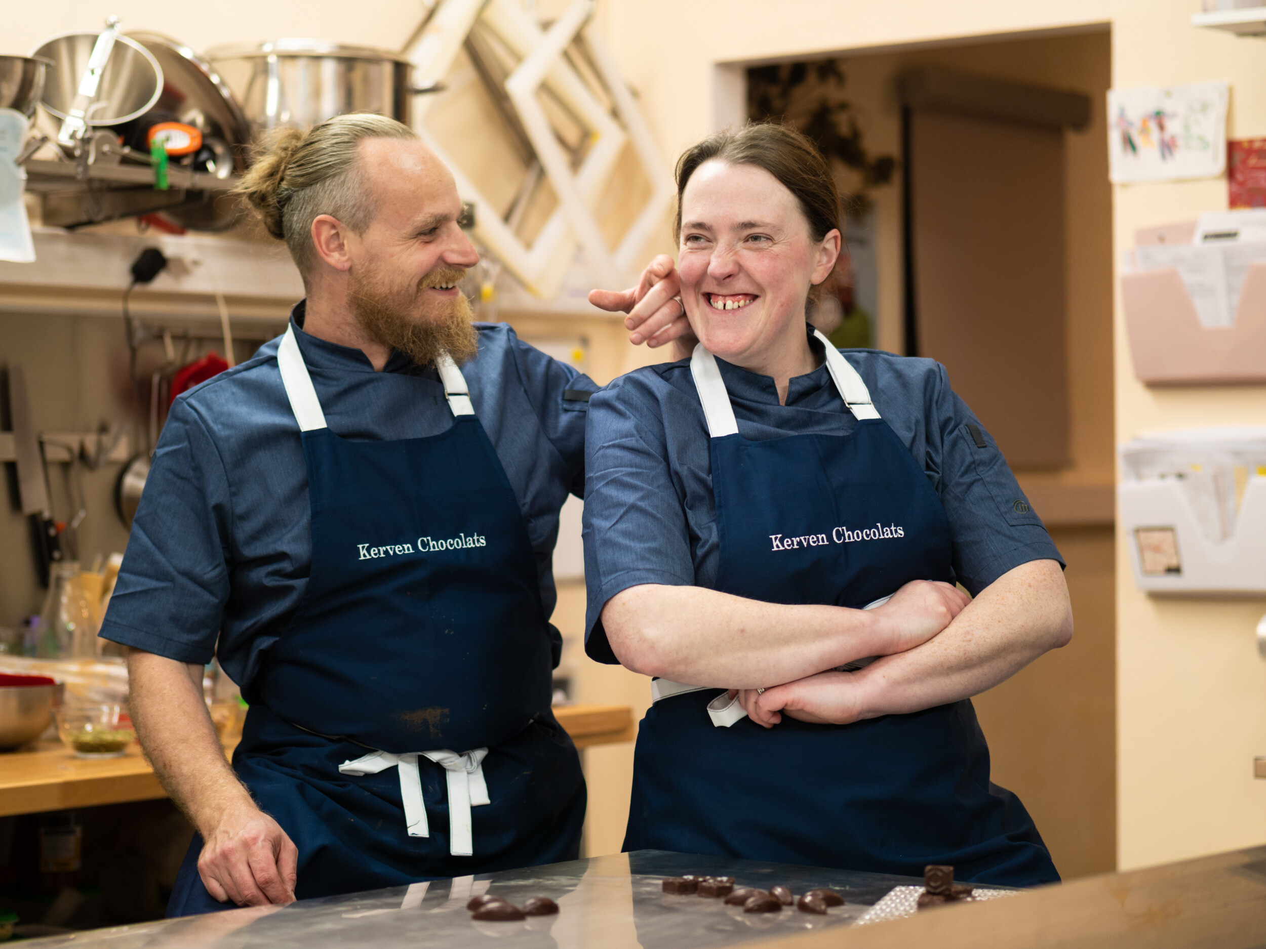 Wecandoo - Réalisez vos sucettes en chocolat en duo avec votre enfant accompagnés par Liza et Thomas-David - Image n°12