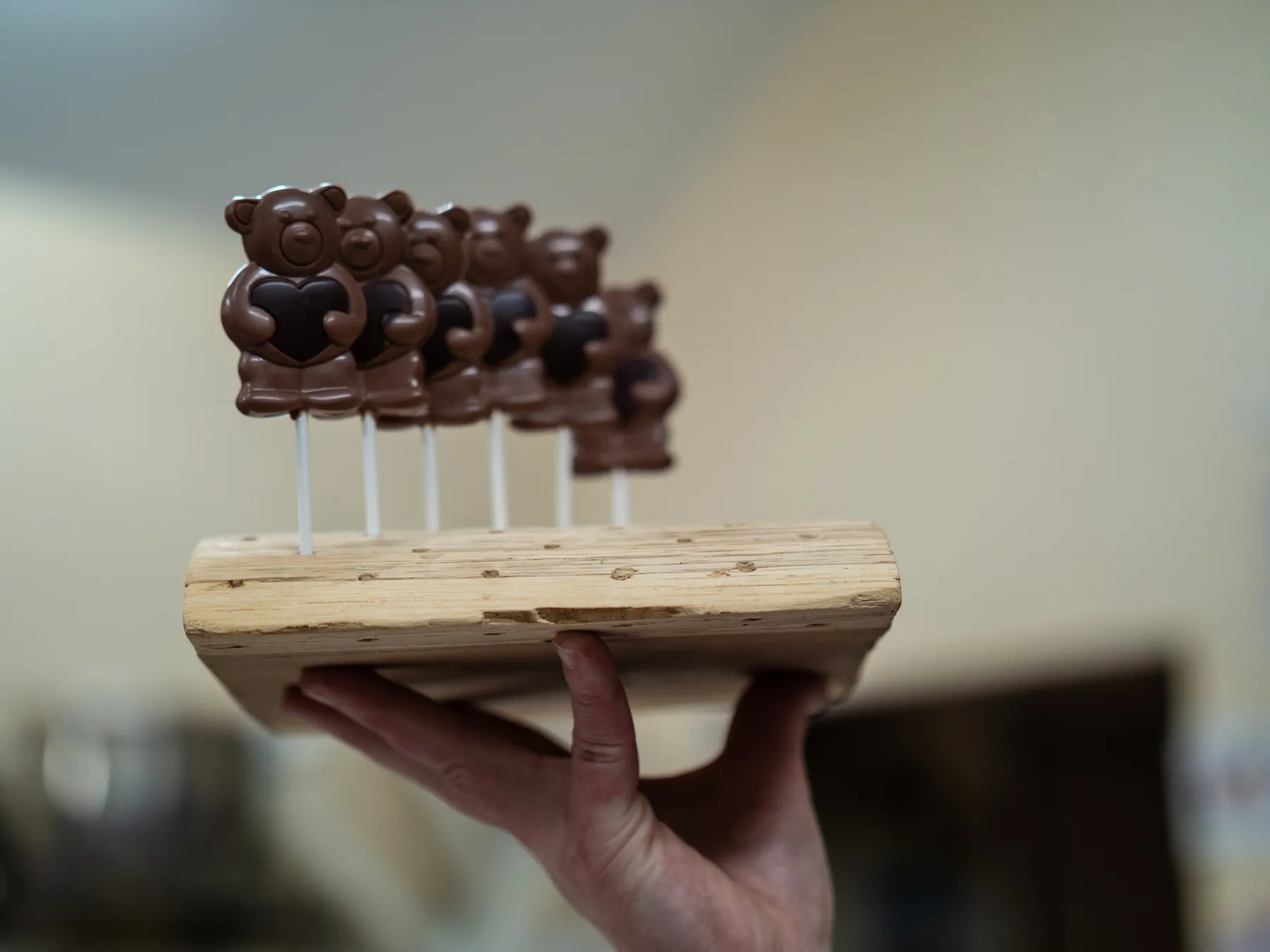 Réalisez vos sucettes en chocolat en famille accompagnés par Liza et Thomas-David - Image n°5 - Wecandoo