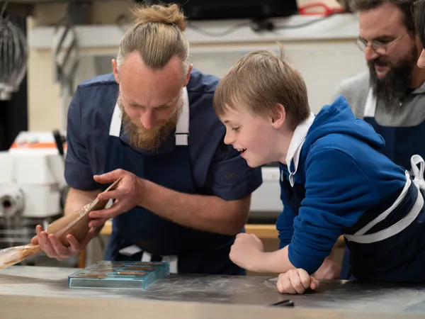 Réalisez vos sucettes en chocolat en famille accompagnés par Liza et Thomas-David - Image n°2 - Wecandoo