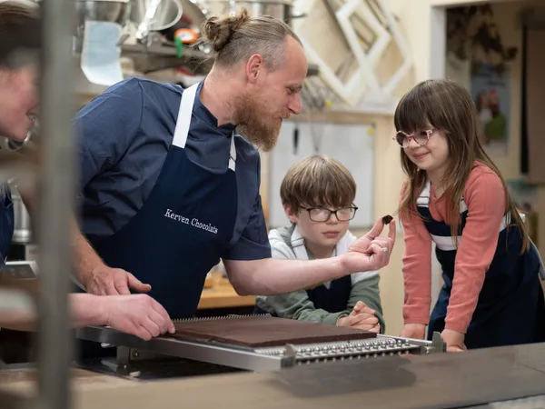 Réalisez vos sucettes en chocolat en famille accompagnés par Liza et Thomas-David - Image n°3 - Wecandoo