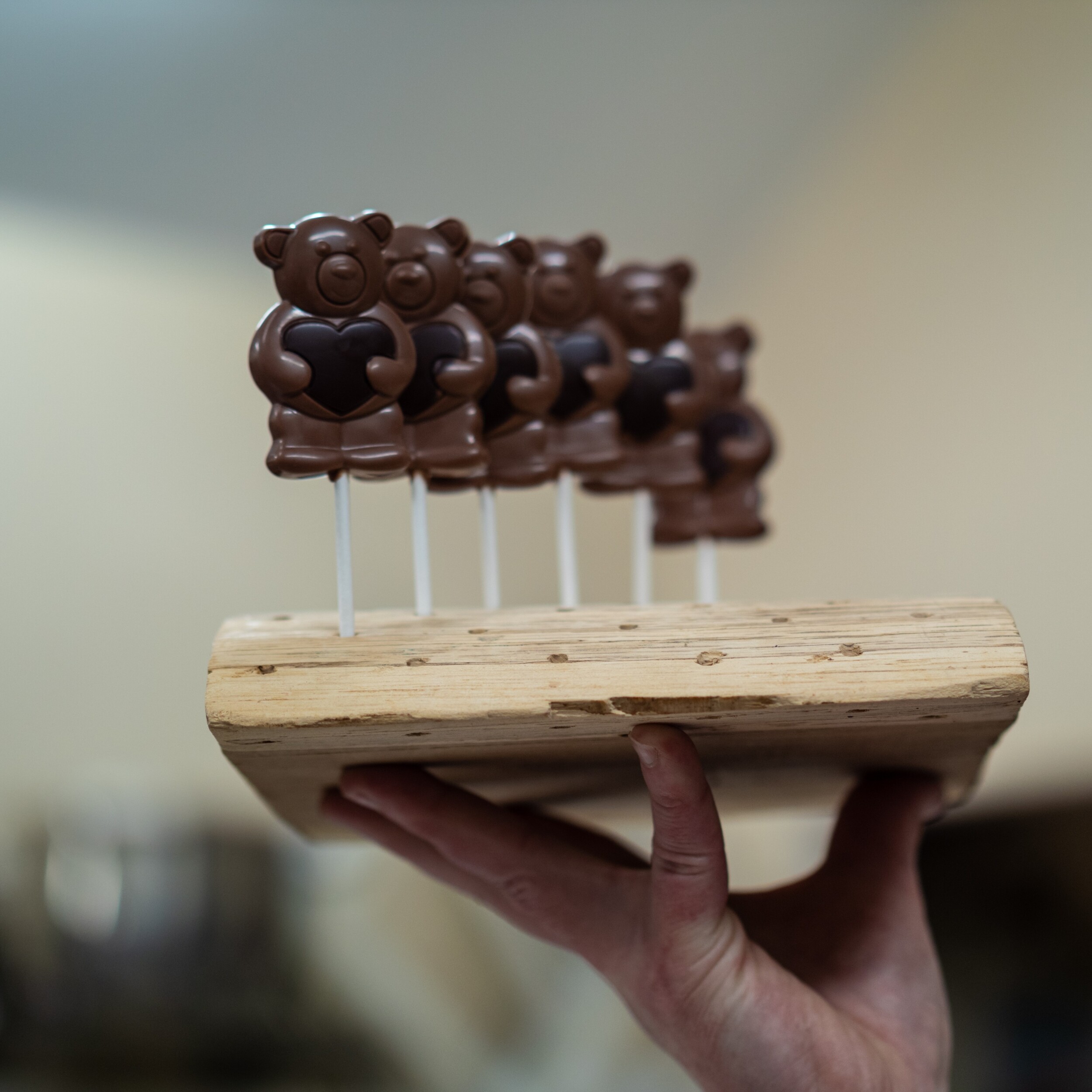 Créez vos sucettes en chocolat en famille