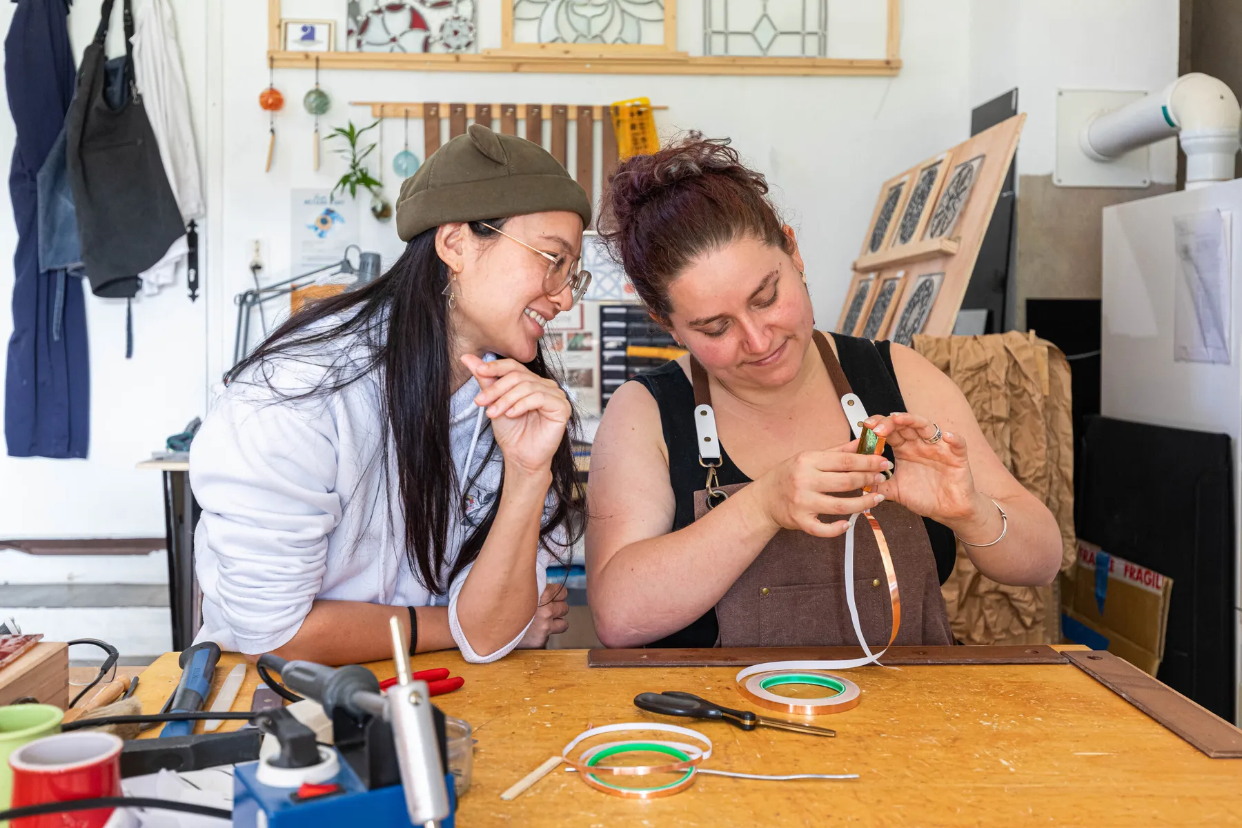 Fabriquez votre vitrail avec la technique Tiffany avec Sylvia - Image n°2 - Wecandoo