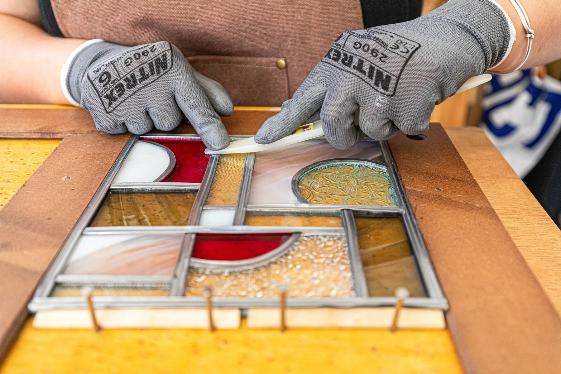 Fabriquez votre vitrail traditionnel au plomb avec Sylvia - Image n°3 - Wecandoo