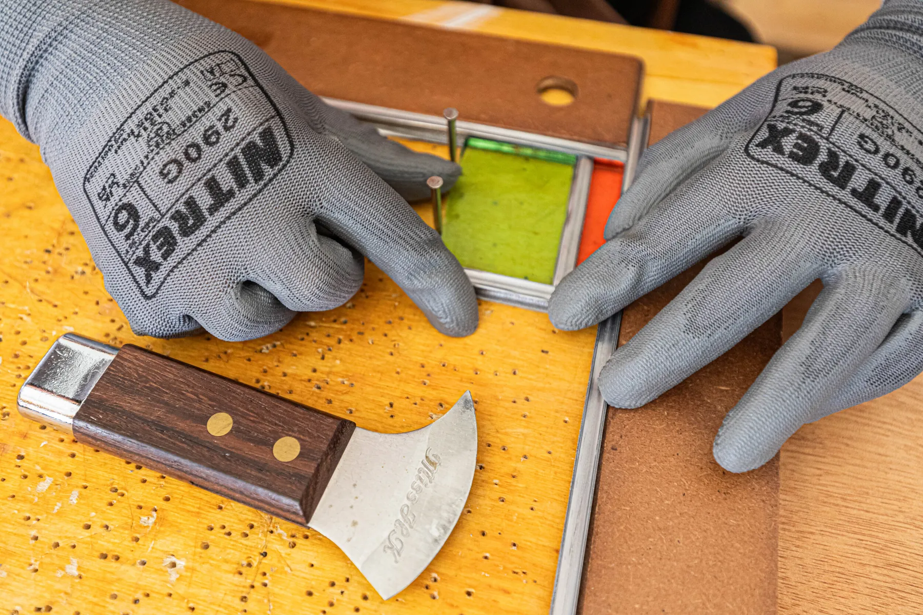 Fabriquez votre vitrail traditionnel au plomb avec Sylvia - Image n°1 - Wecandoo