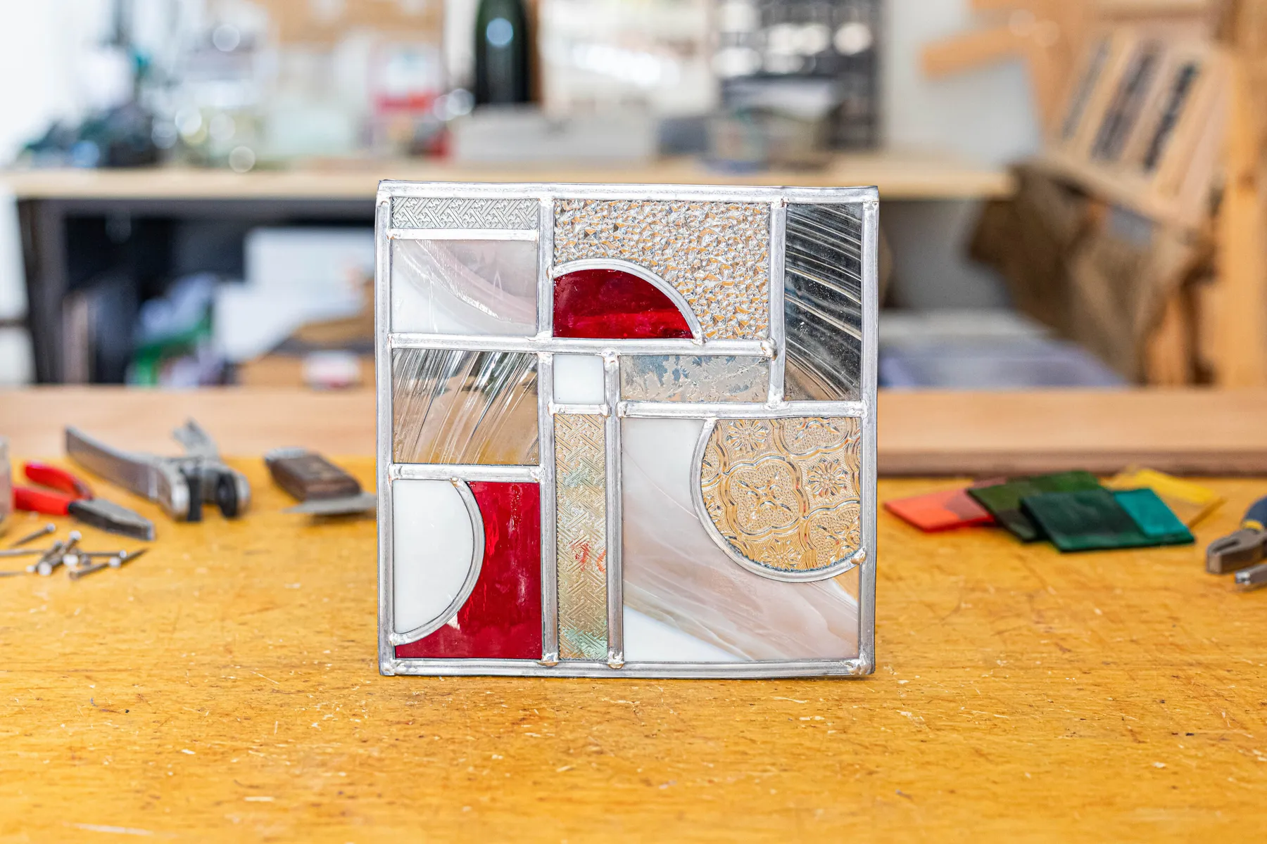 Fabriquez votre vitrail traditionnel au plomb avec Sylvia - Image n°4 - Wecandoo