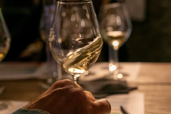 Rassemblez votre équipe, réalisez et dégustez votre cuvée de vin avec Alizé et son équipe - Image n°3 - Wecandoo