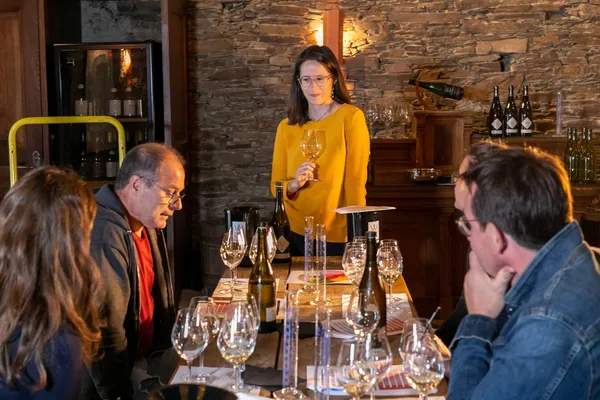 Rassemblez votre équipe, réalisez et dégustez votre cuvée de vin avec Alizé et son équipe - Image n°4 - Wecandoo