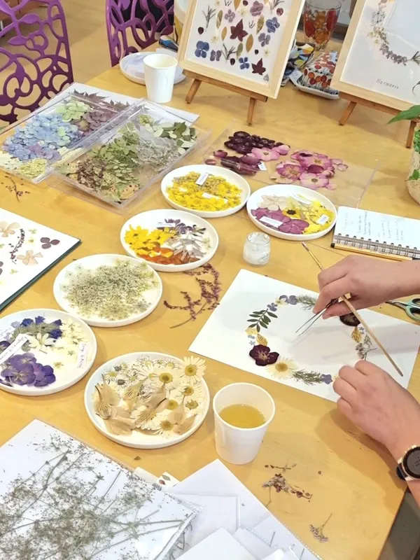 Inspirez votre équipe dans votre lieu et réalisez ensemble votre herbier encadré avec Yuliya - Image n°4 - Wecandoo