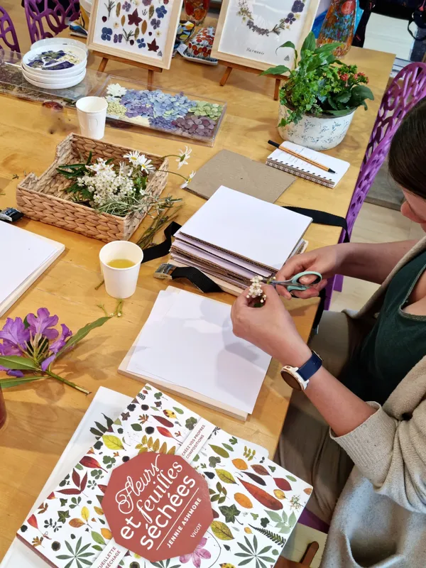 Inspirez votre équipe dans votre lieu et réalisez ensemble votre herbier encadré avec Yuliya - Image n°5 - Wecandoo