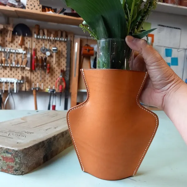 Réalisez votre vase en cuir en point sellier avec Claire - Afbeelding nr. 3 - Wecandoo
