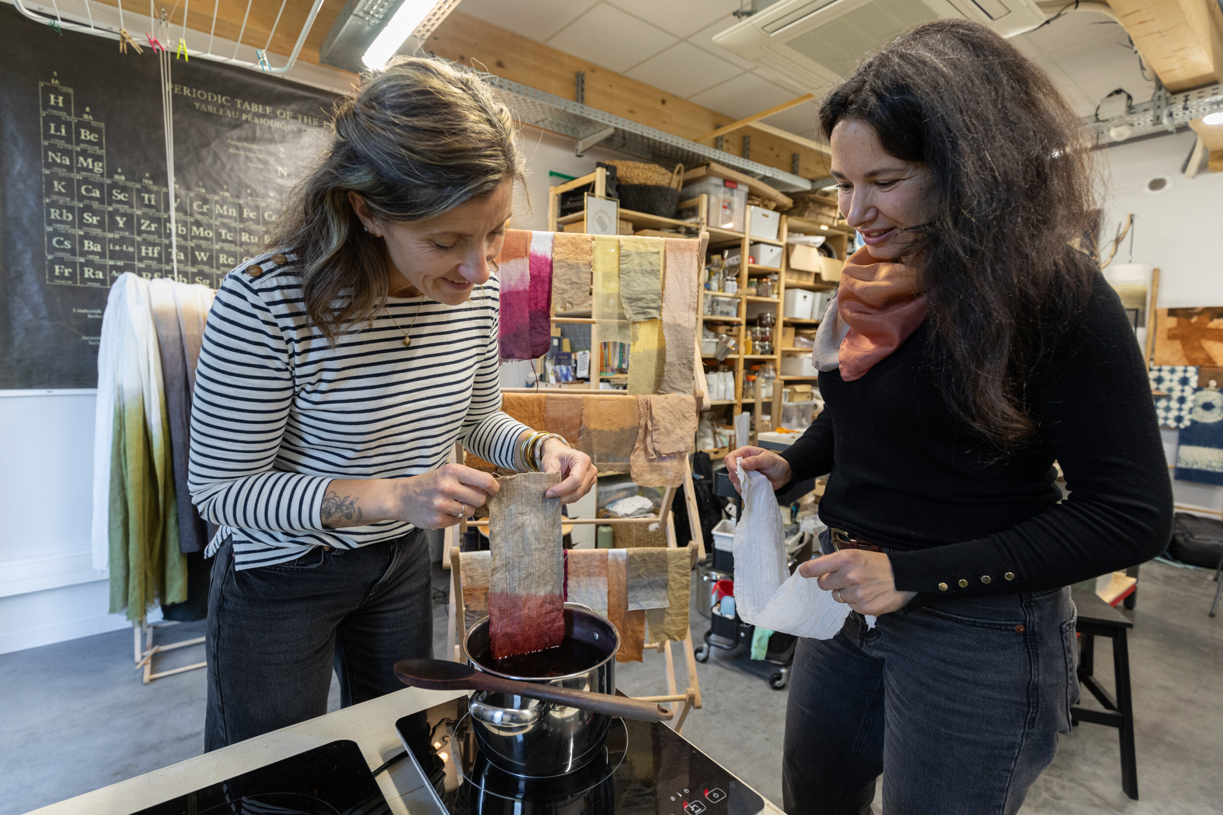 Wecandoo - Réalisez votre foulard en soie en teinture végétale avec Kasia - Image n°8