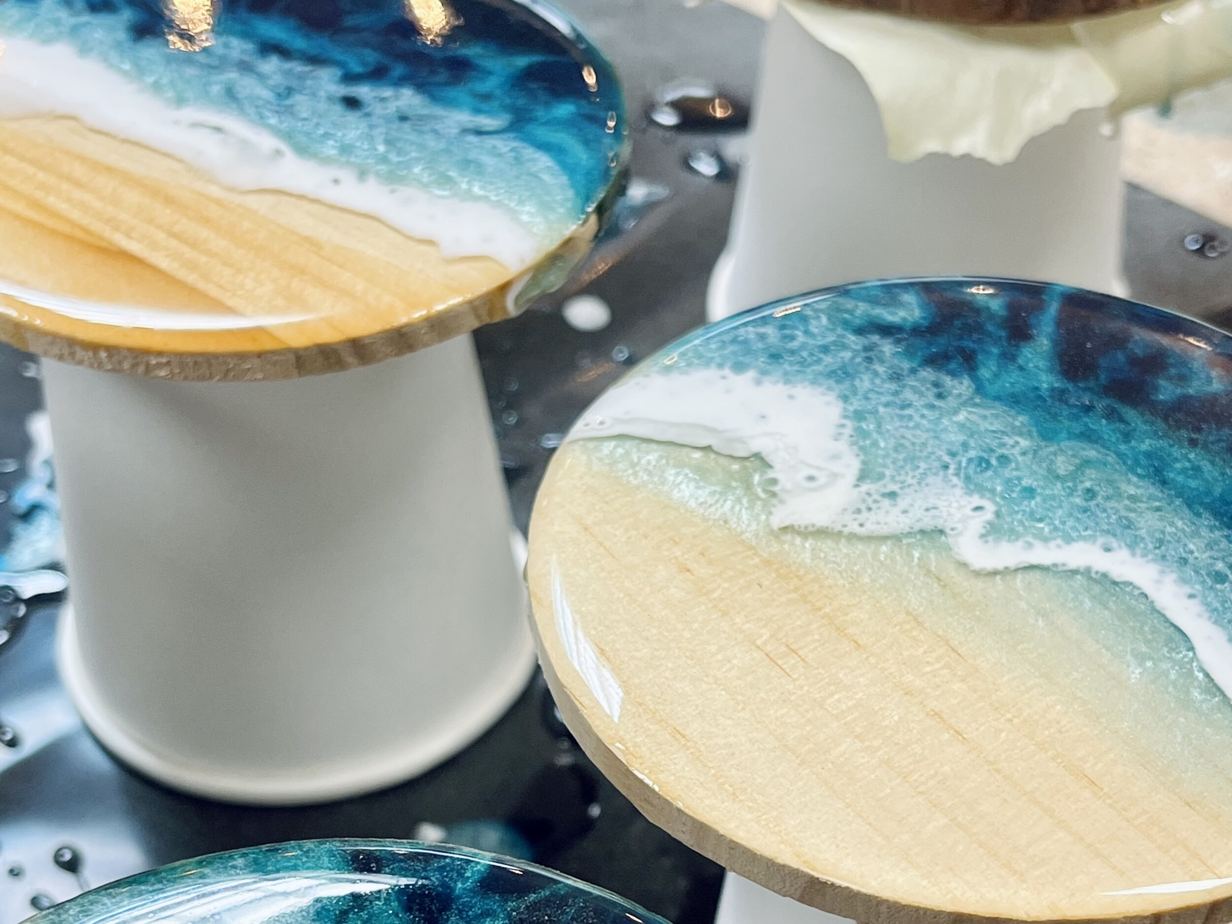 Wecandoo - Make your own set of reclaimed wood ocean resin coasters with Jim - Image n°3