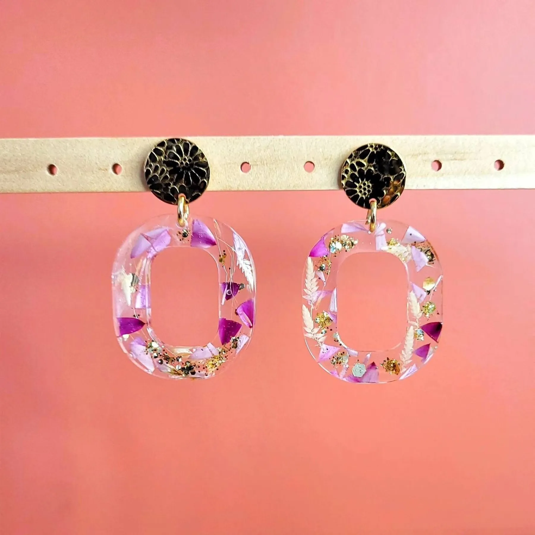 Créez vos boucles d'oreilles fleuries en résine avec Julie - Image n°2 - Wecandoo