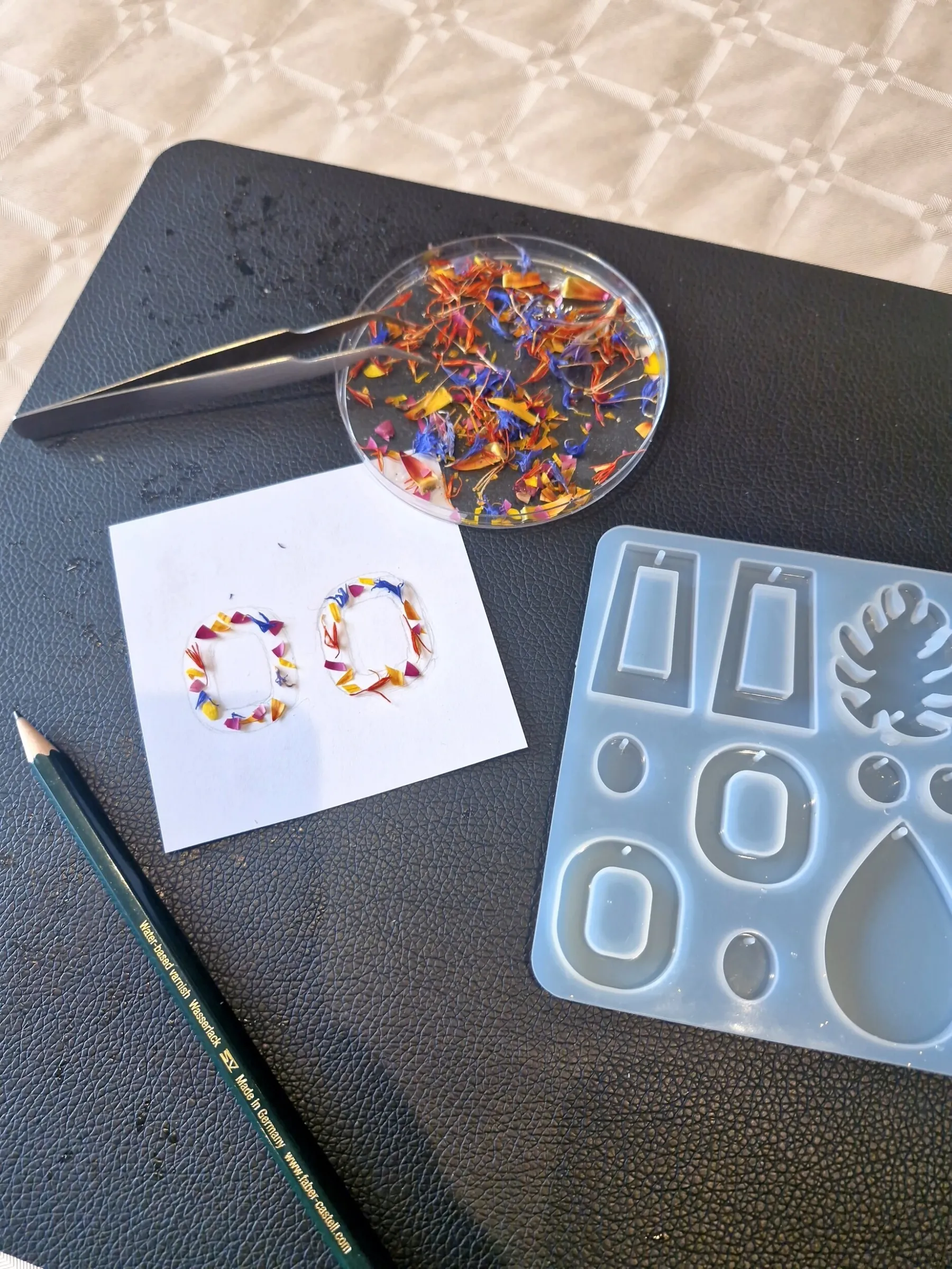 Créez vos boucles d'oreilles fleuries en résine avec Julie - Image n°5 - Wecandoo