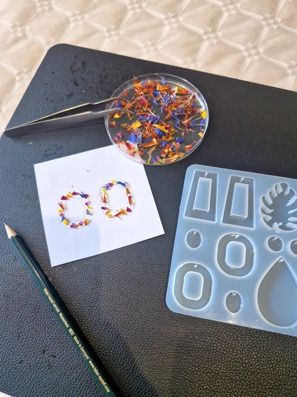 Créez vos boucles d'oreilles fleuries en résine avec Julie - Image n°5 - Wecandoo