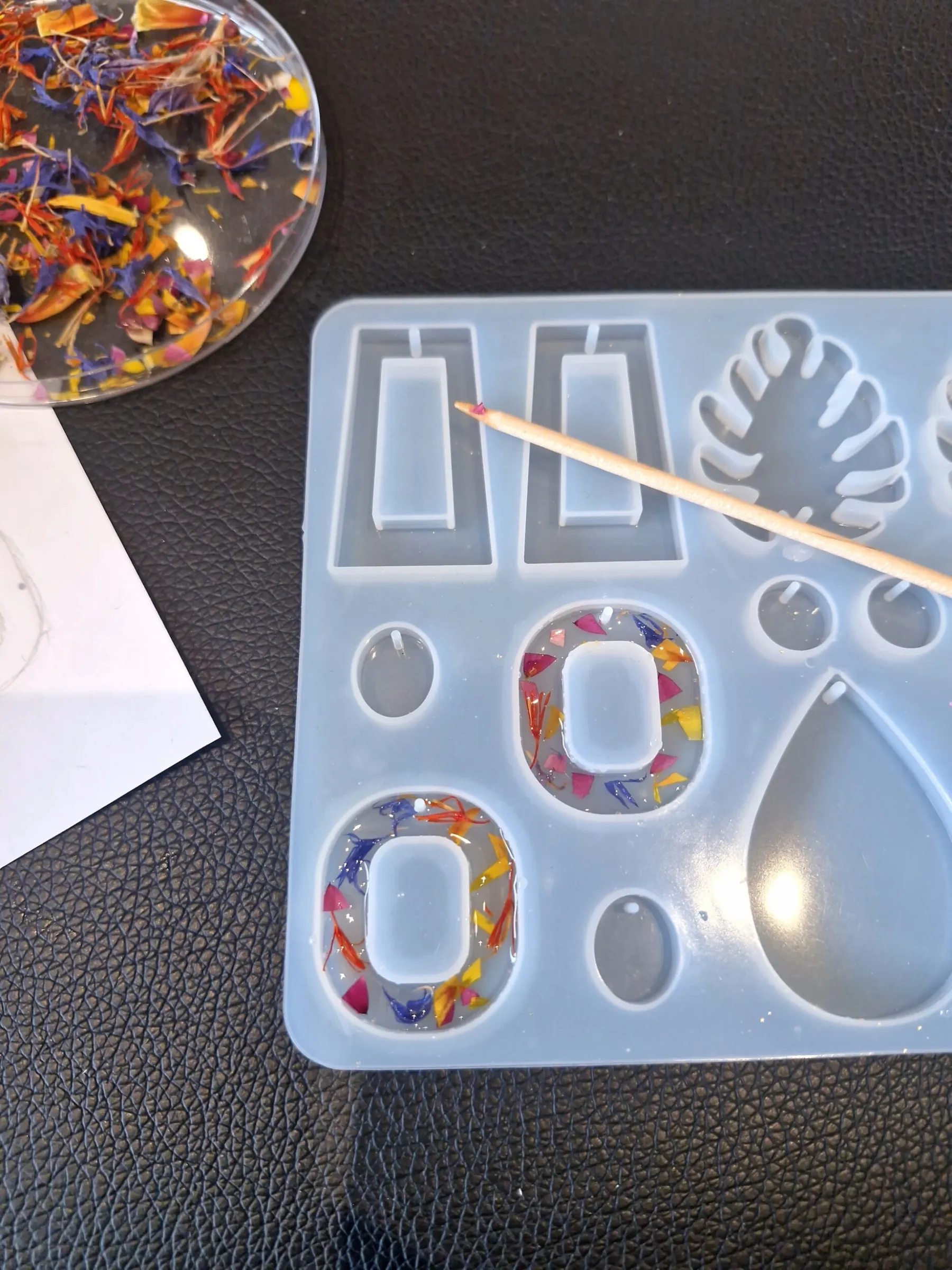 Créez vos boucles d'oreilles fleuries en résine avec Julie - Image n°4 - Wecandoo