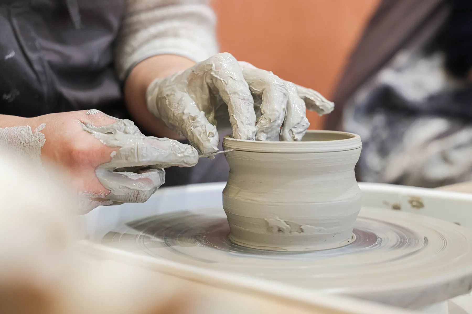 Créez votre pièce en céramique de A à Z avec Sonia - 4J - Afbeelding nr. 1 - Wecandoo