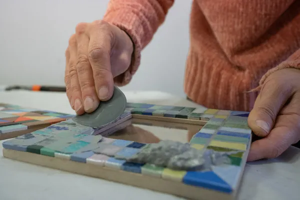 Réalisez votre miroir en mosaïque avec Cécile - Image n°4 - Wecandoo