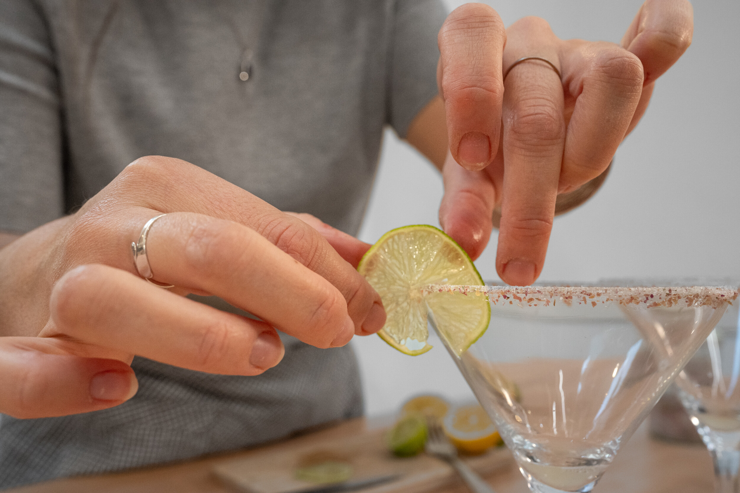 Wecandoo - Réalisez vos bouchées apéritives et cocktails à base de plantes sauvages avec Milena et Anna - Image n°5