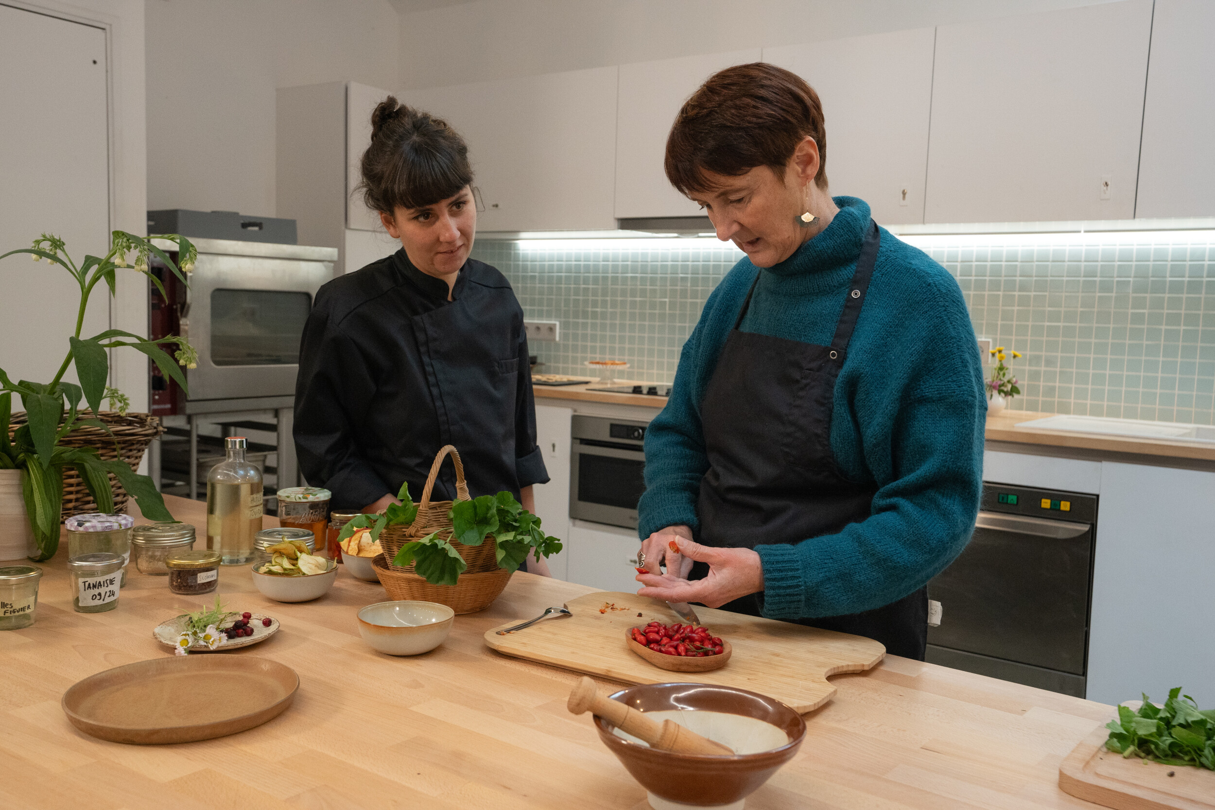 Wecandoo - Réalisez vos bouchées apéritives et cocktails à base de plantes sauvages avec Milena et Anna - Image n°4