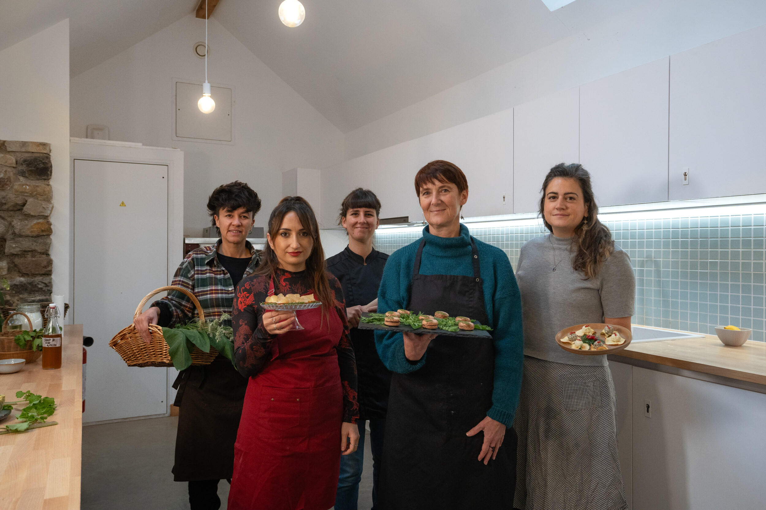 Wecandoo - Réalisez vos bouchées apéritives et cocktails à base de plantes sauvages avec Milena et Anna - Image n°3