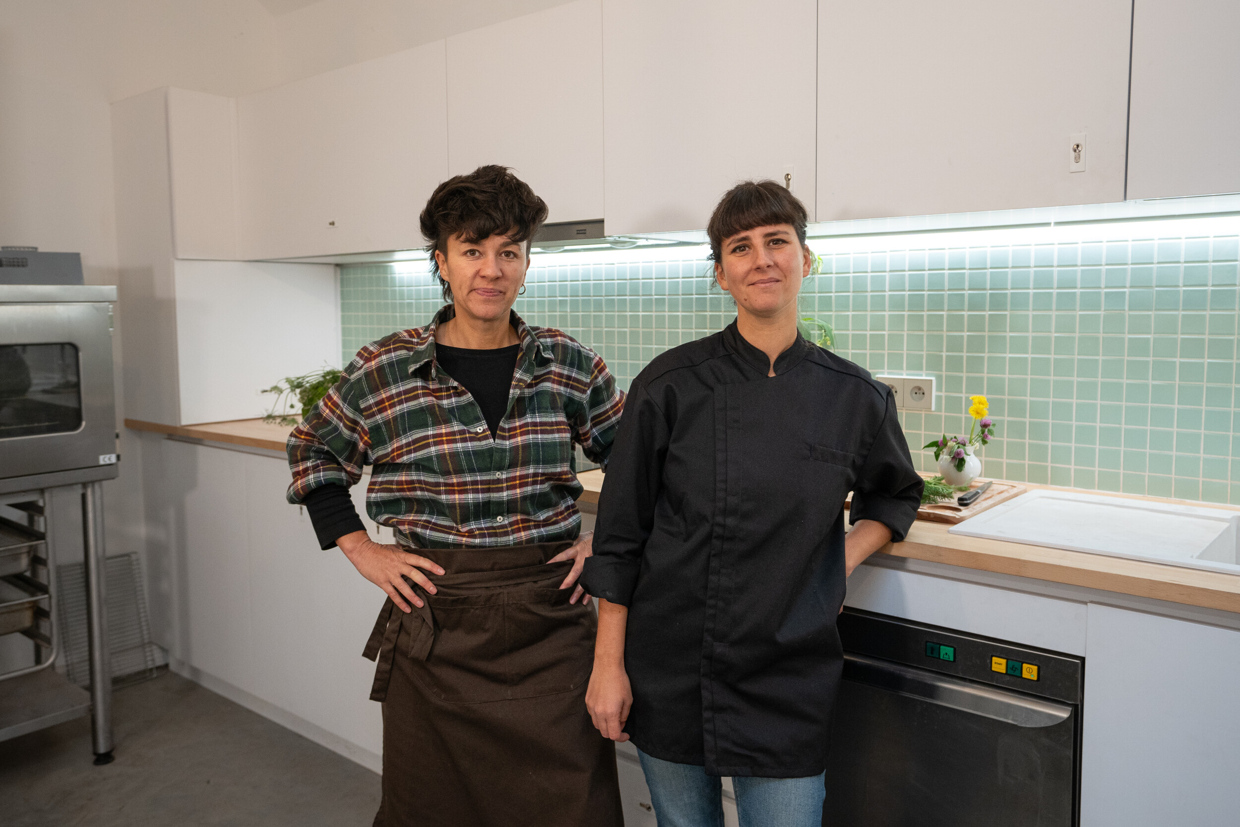 Wecandoo - Réalisez vos bouchées apéritives et cocktails à base de plantes sauvages avec Milena et Anna - Image n°9