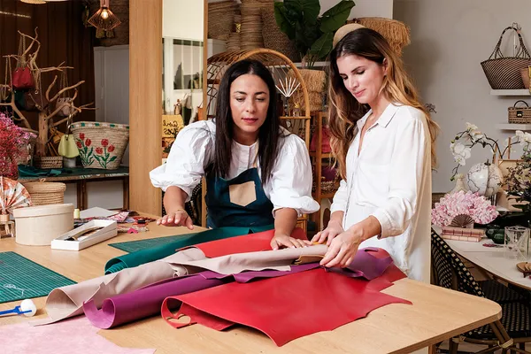 Rassemblez votre équipe dans votre lieu et initiez-les à la maroquinerie avec Naouel - Image n°2 - Wecandoo