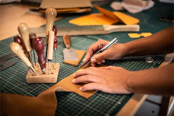 Rassemblez votre équipe dans votre lieu et initiez-les à la maroquinerie avec Naouel - Image n°4 - Wecandoo