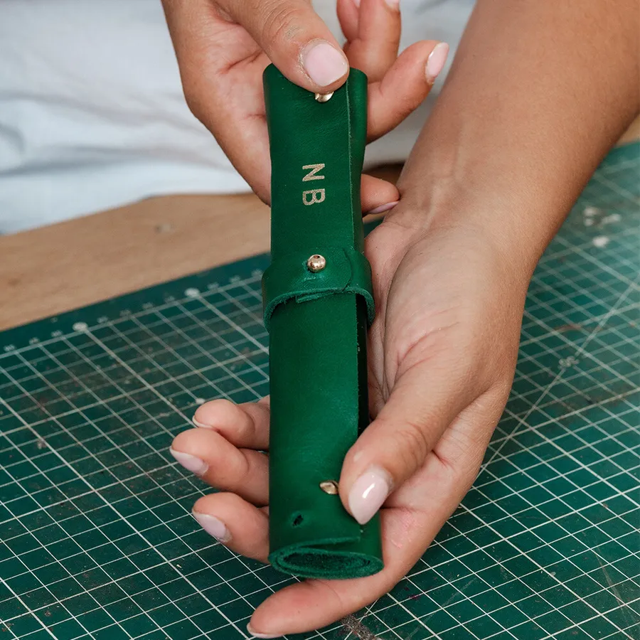 Rassemblez votre équipe dans votre lieu et initiez-les à la maroquinerie avec Naouel - Image n°1 - Wecandoo