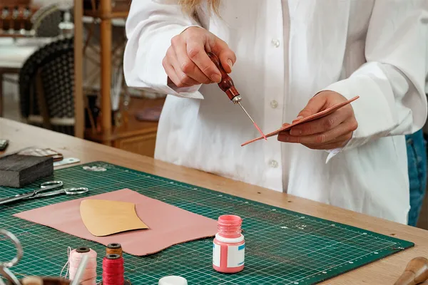 Réalisez votre sac seau en cuir upcyclé avec Naouel - Image n°4 - Wecandoo