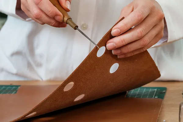 Réalisez votre sac seau en cuir upcyclé avec Naouel - Image n°3 - Wecandoo