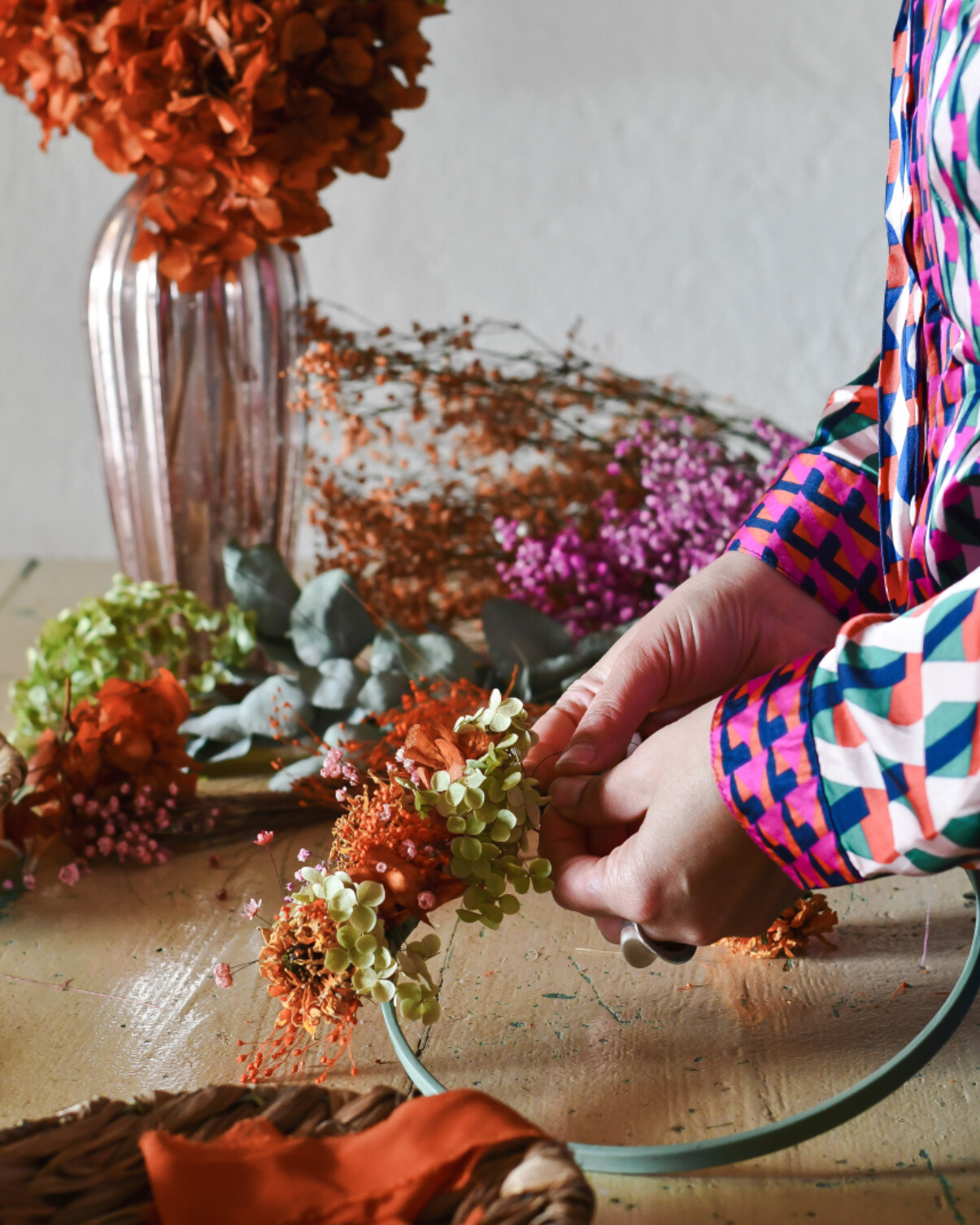 Wecandoo - Réalisez votre couronne en fleurs séchées avec Marine - Image n°3