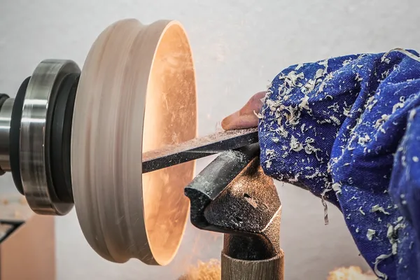 Réalisez votre saladier au tour à bois sur une journée avec Lune - Image n°2 - Wecandoo