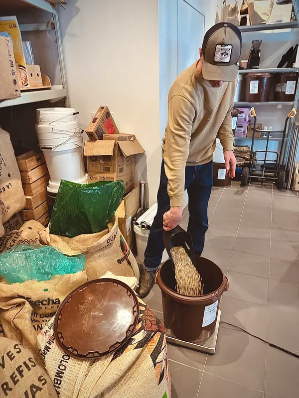 Découvrez la torréfaction de café artisanale avec Florian - Image n°4 - Wecandoo