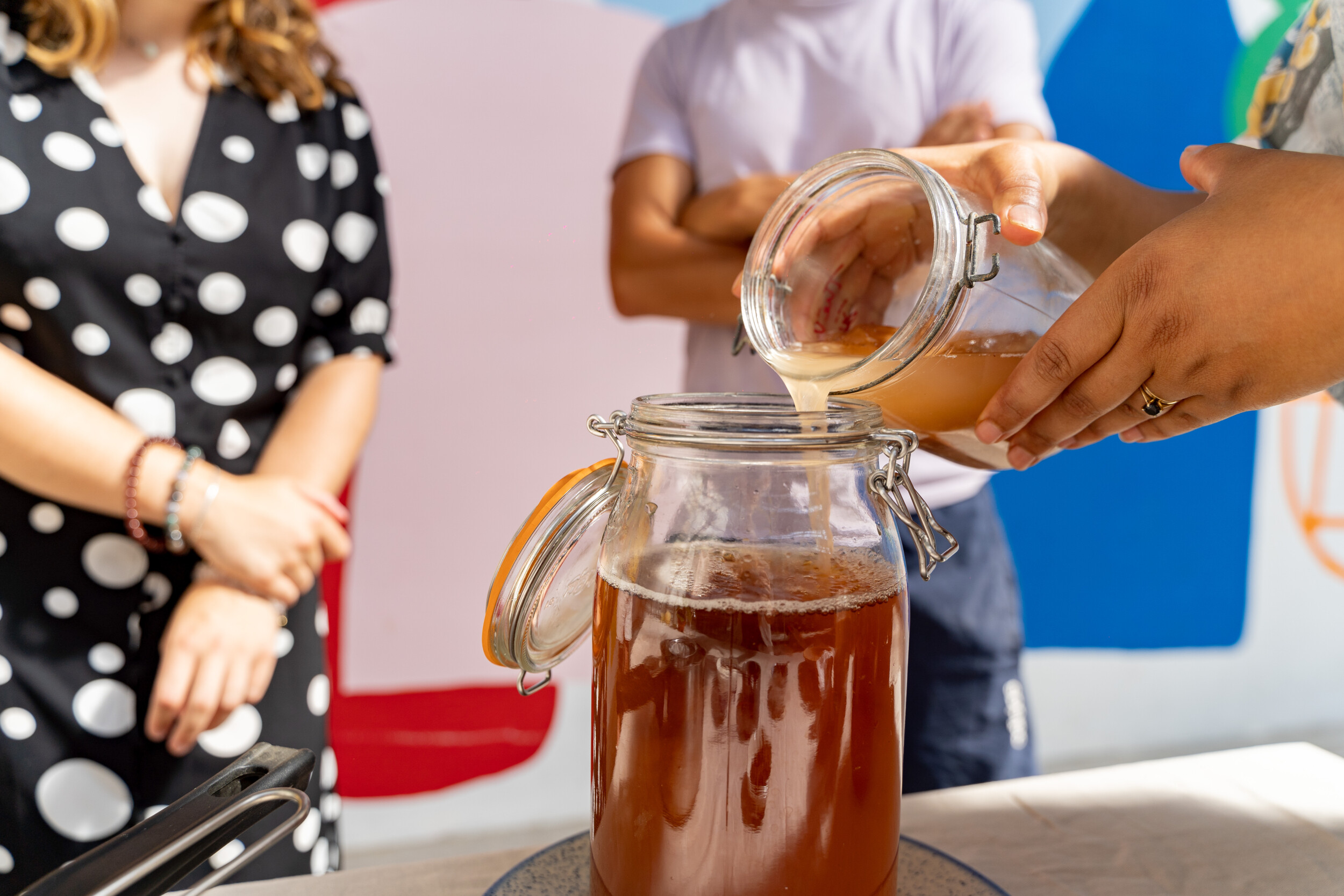 Wecandoo - Rassemblez votre équipe et réalisez votre propre kombucha avec Esther et Ghita - Afbeelding nr. 1