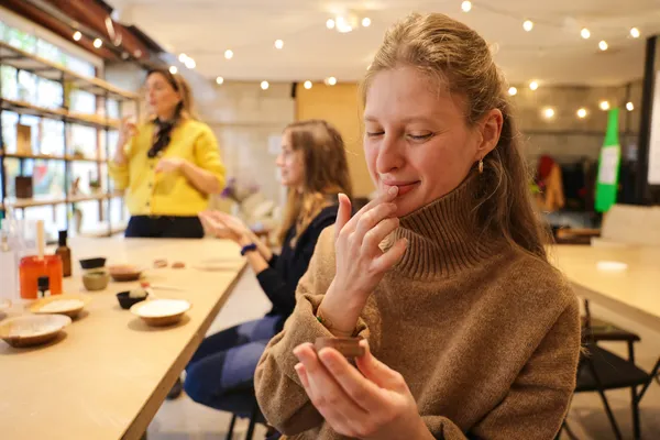 Réunissez votre équipe et réalisez vos rouges à lèvres naturels dans le Viaduc des Arts - Image n°3 - Wecandoo