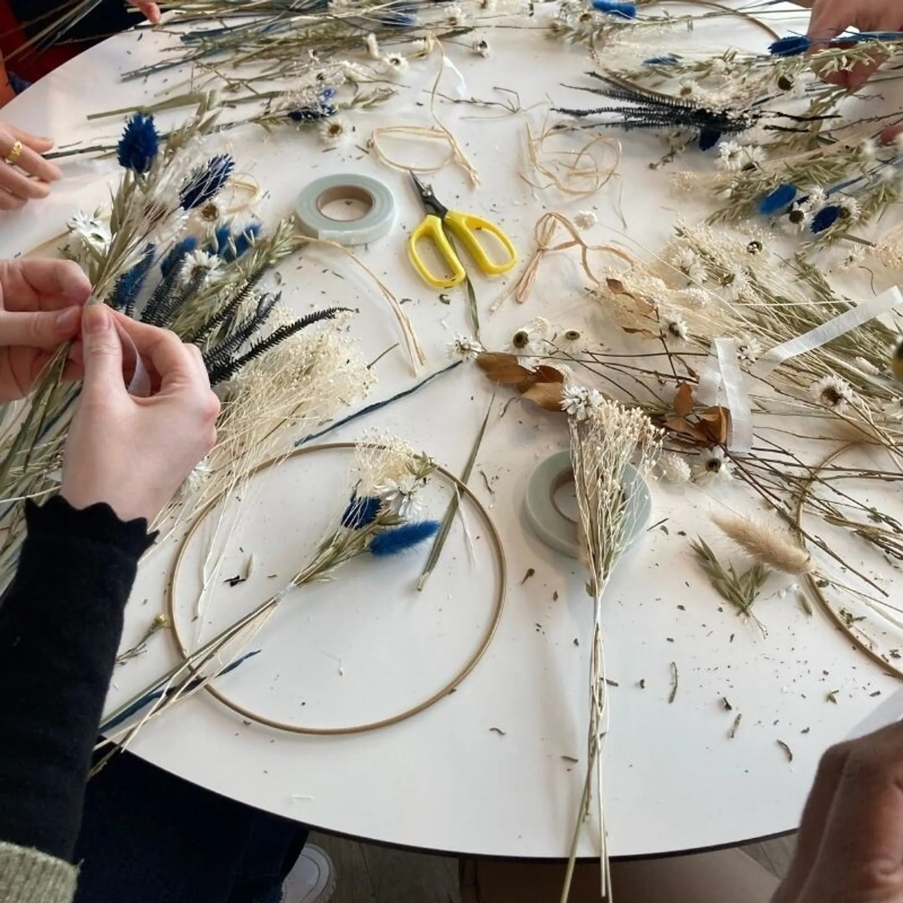 Inspirez votre équipe dans votre lieu et réalisez ensemble vos initiales fleuries avec Ana - Image n°2 - Wecandoo