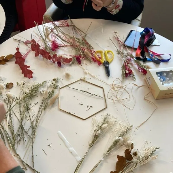 Inspirez votre équipe dans votre lieu et réalisez ensemble vos initiales fleuries avec Ana - Image n°4 - Wecandoo