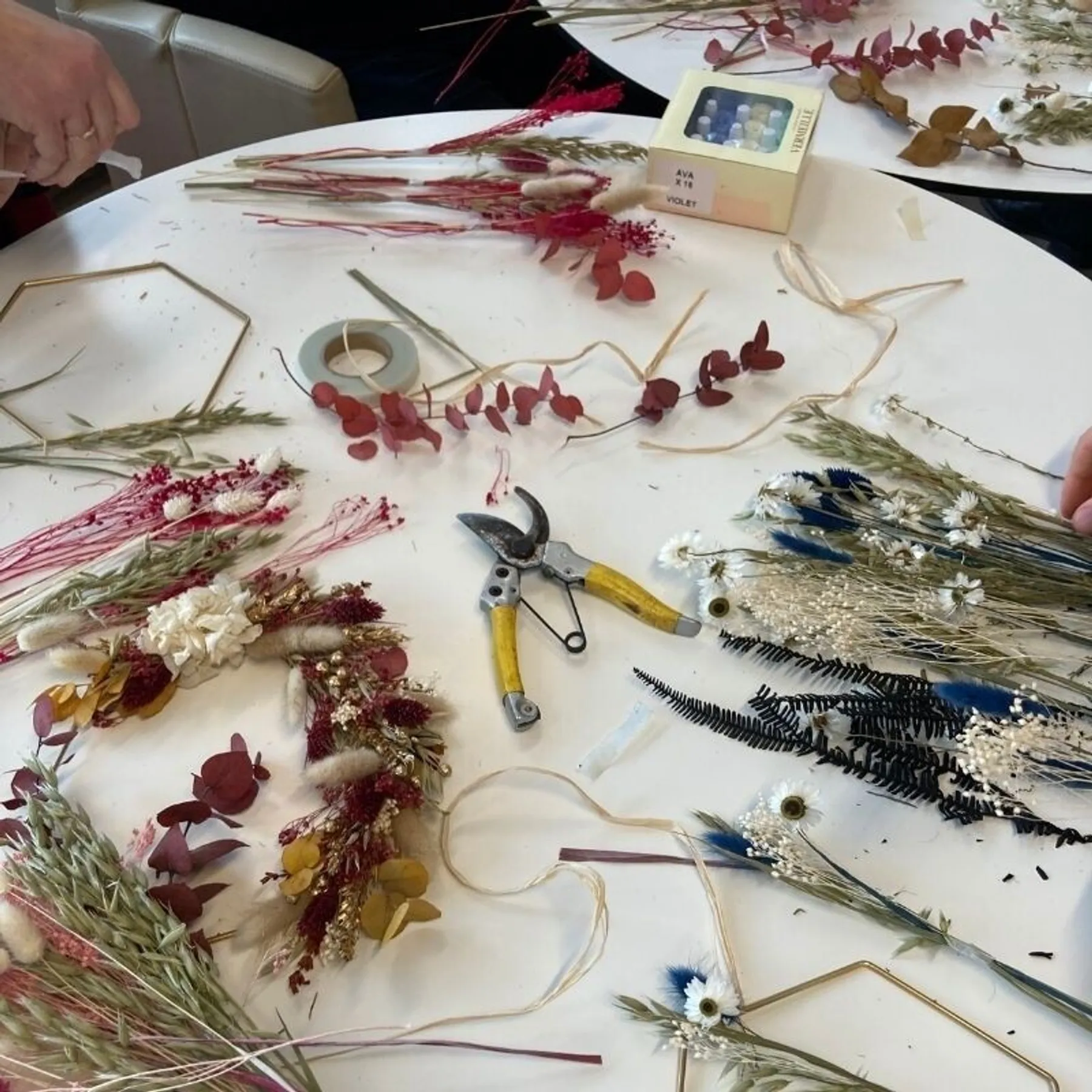 Inspirez votre équipe dans votre lieu et réalisez ensemble vos initiales fleuries avec Ana - Image n°1 - Wecandoo