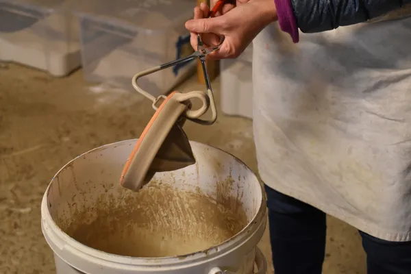 Initiez-vous au modelage et au décor aux engobes avec Célia - Image n°4 - Wecandoo