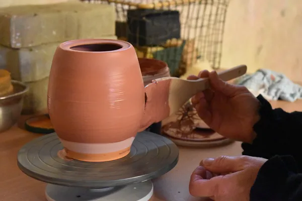 Initiez-vous au modelage et au décor aux engobes avec Célia - Image n°2 - Wecandoo