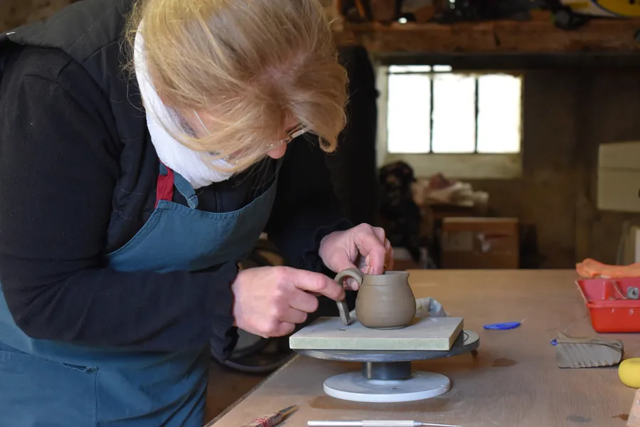 Initiez-vous au modelage et au décor aux engobes avec Célia - Image n°1 - Wecandoo