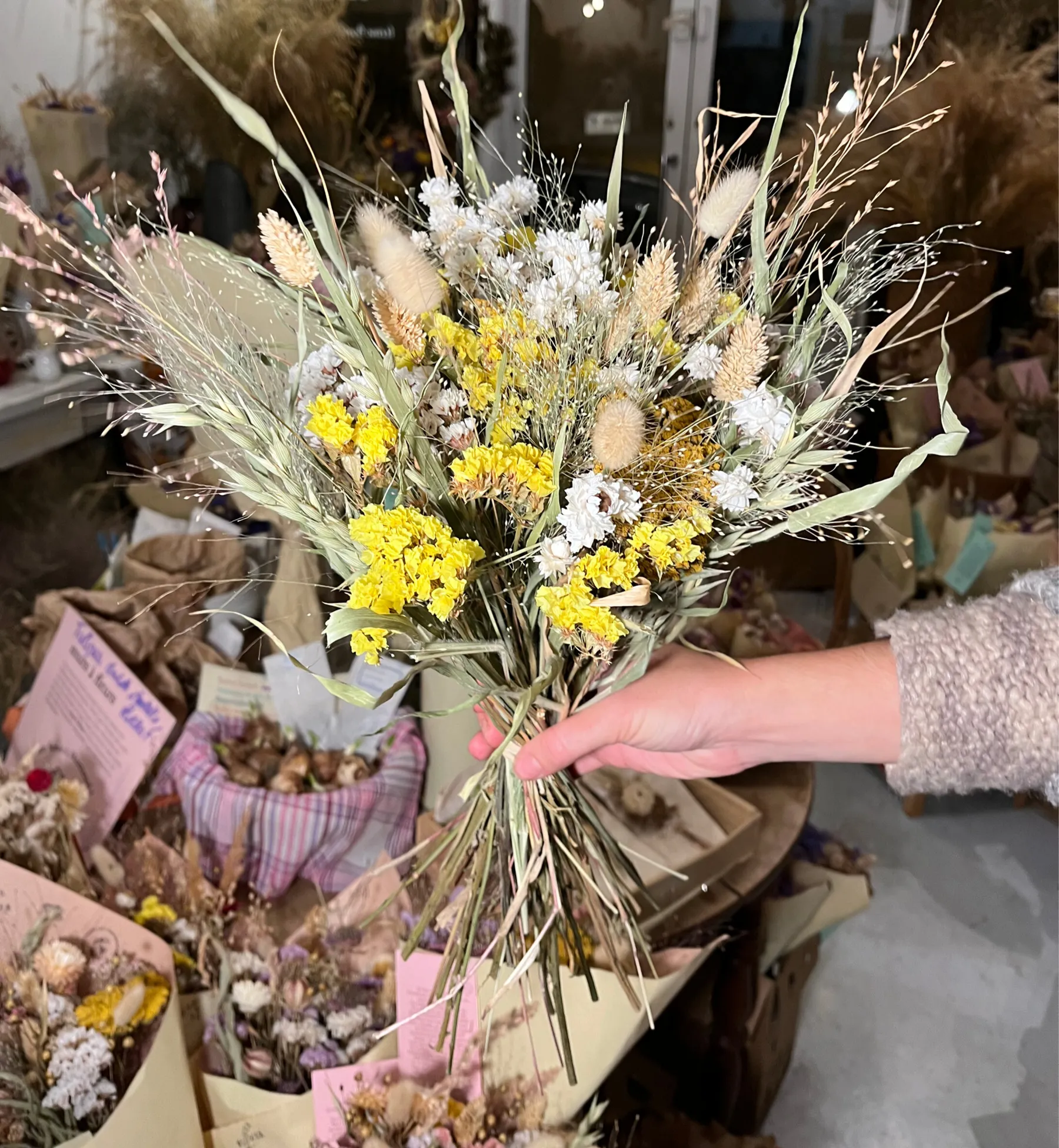 Composez votre bouquet de fleurs séchées 100% naturelles avec Sophie et l'équipe de la ferme florale - Image n°5 - Wecandoo
