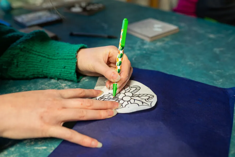 Initiez-vous à l'émaillage sur lave avec Anna - Image n°1 - Wecandoo