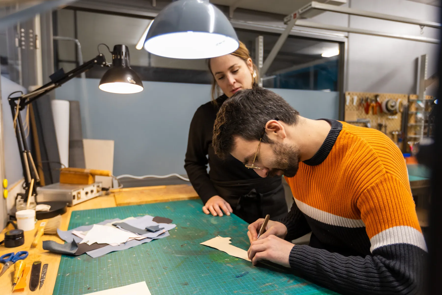 Captivez votre équipe et découvrez la maroquinerie traditionnelle avec Audrey - Image n°1 - Wecandoo