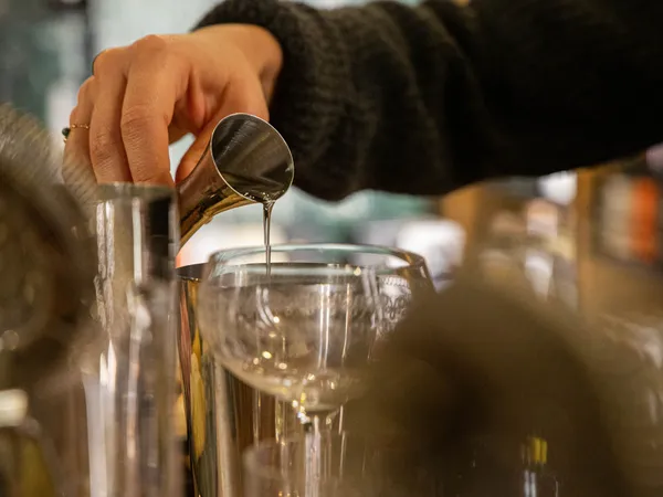 Découvrez le monde du bar et réalisez 3 cocktails avec Gaëtan - Image n°1 - Wecandoo