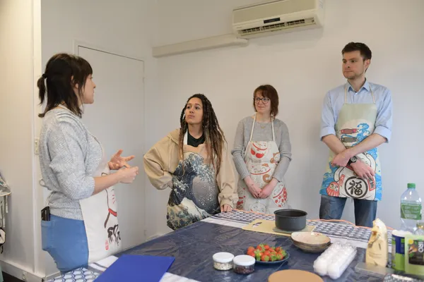 Rassemblez votre équipe et cuisinez votre plateau repas japonais traditionnel avec Estelle - Afbeelding nr. 2 - Wecandoo